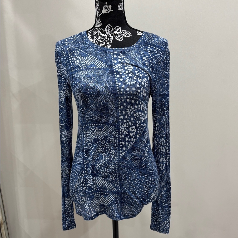 BCBG MAX AZRIA Sheer Stretch Knit Top 
size large